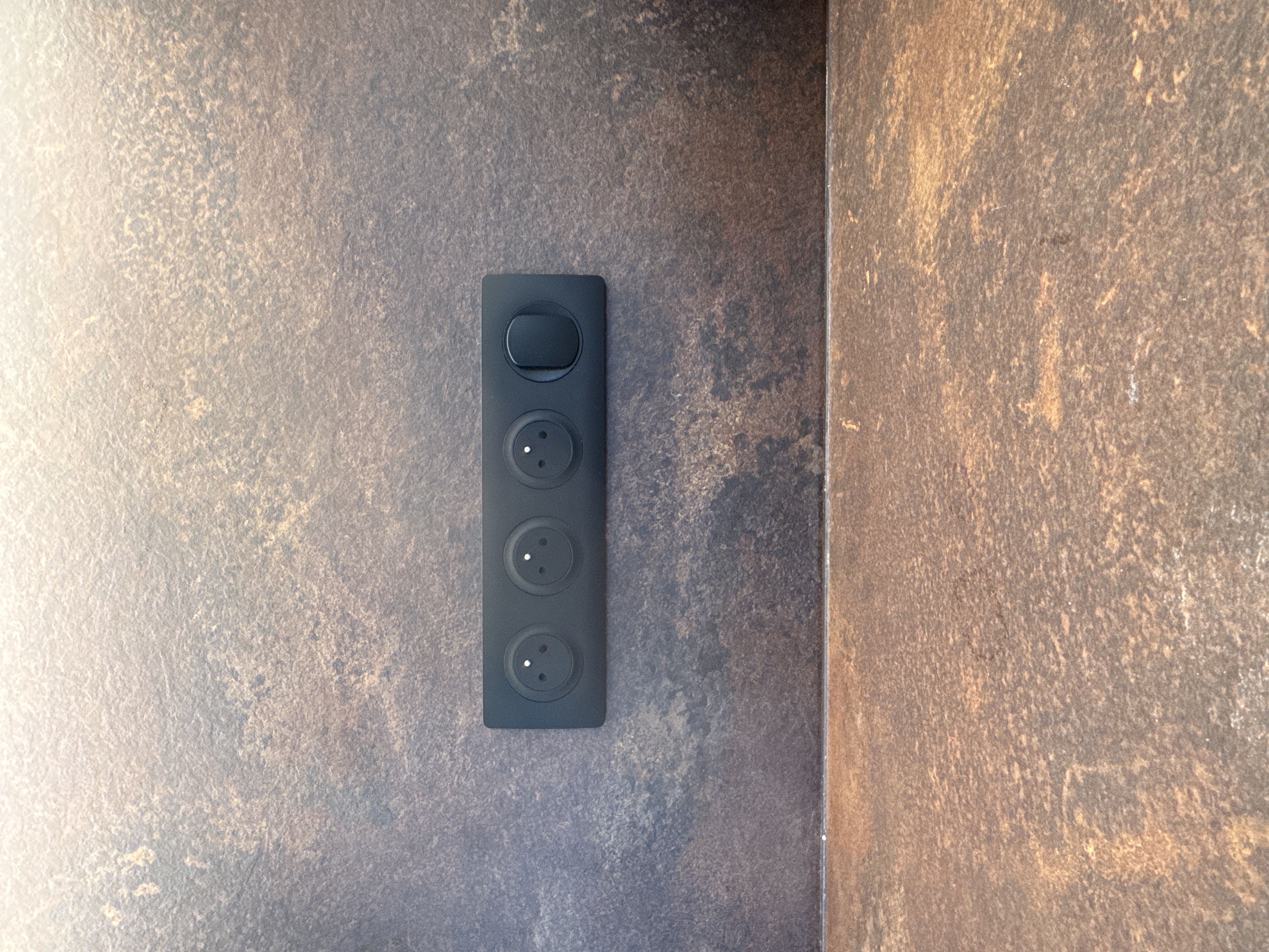 Bloc 3 prises et un interrupteur noir mat de chez legrand